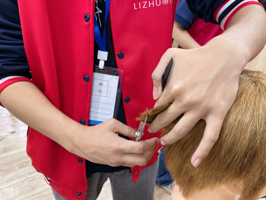 如何準(zhǔn)確定位側(cè)面頭發(fā)的落點(diǎn)？廣西學(xué)剪發(fā)