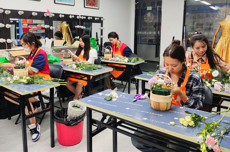 廣西花藝師培訓(xùn)學(xué)校課堂手法示范