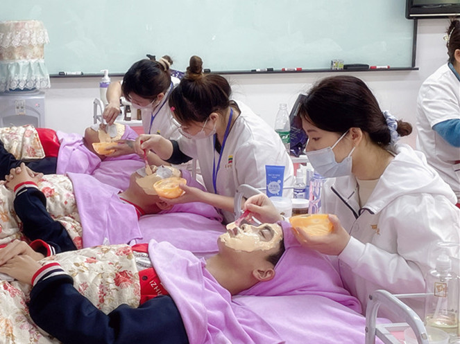 大愛(ài)喜歡軟膜粉護(hù)膚的原因，廣西學(xué)皮膚管理