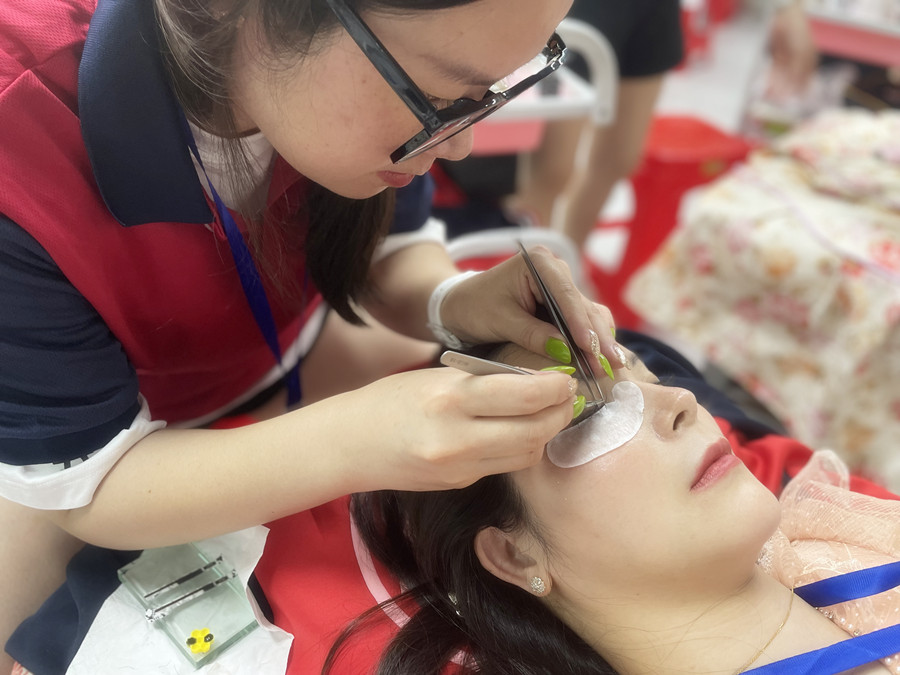 美睫后眼睛癢？廣西美甲美睫學(xué)校幫你解決