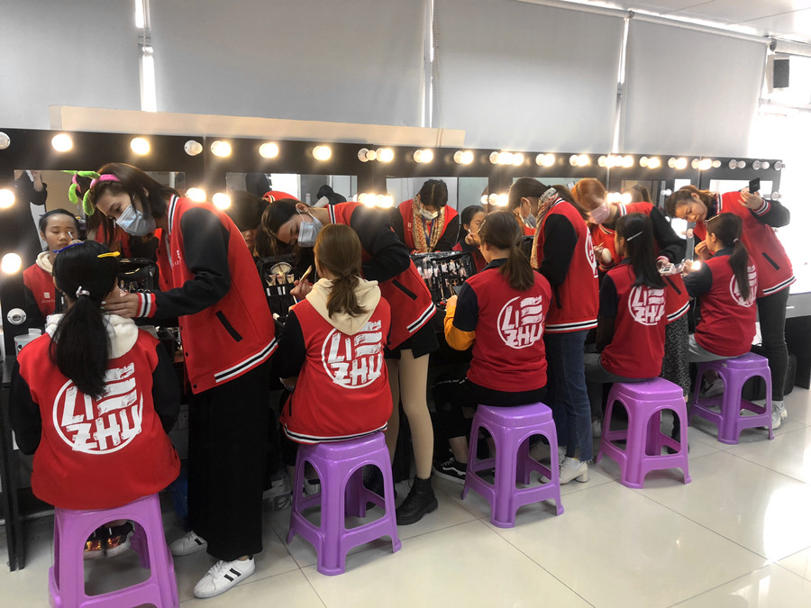 夏日腮紅教程，廣西化妝基礎(chǔ)手法演示