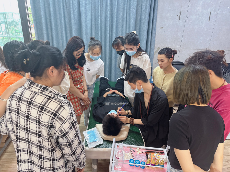 紋繡二次上色注意事項，南寧紋繡專業(yè)學(xué)校課程講解