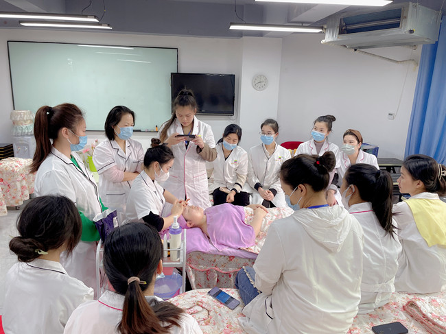 問題皮膚夏日護(hù)膚指南，南寧美容養(yǎng)顏學(xué)校分享