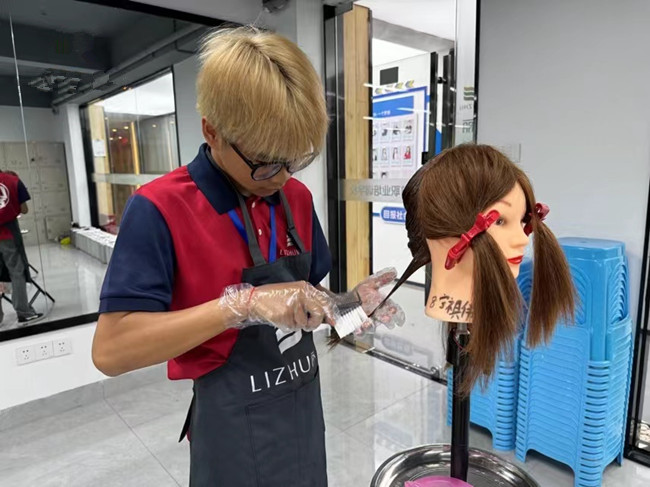 如何進(jìn)行染發(fā)？南寧燙染實(shí)訓(xùn)課堂