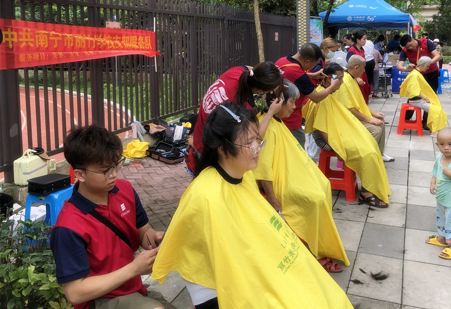 南寧培訓(xùn)美發(fā)社會(huì)實(shí)踐，為公園溪府小區(qū)居民免費(fèi)理發(fā)