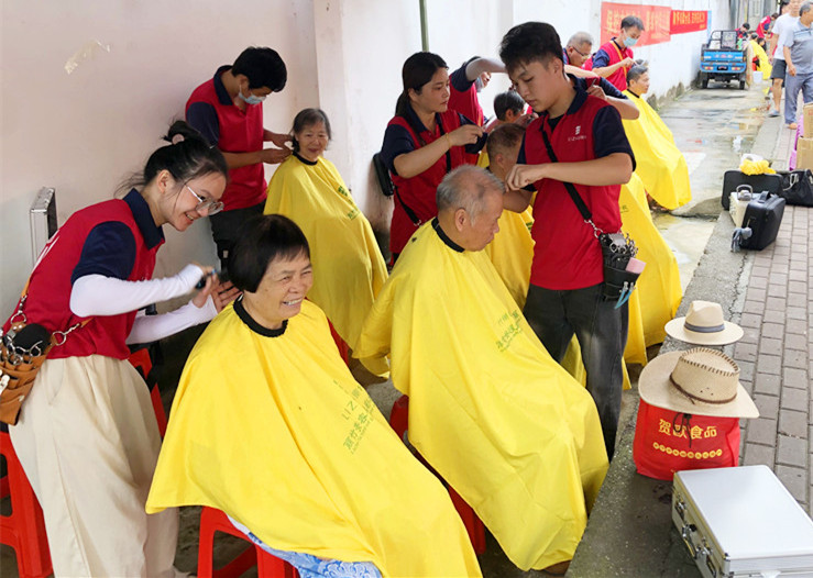 南寧理發(fā)美發(fā)學(xué)校為民免費(fèi)理發(fā)，個(gè)個(gè)都是“活雷鋒”