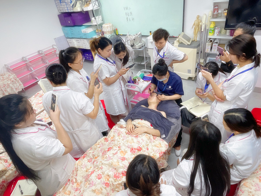 南寧美容專業(yè)教學(xué)：如何進(jìn)行眼部護(hù)理？