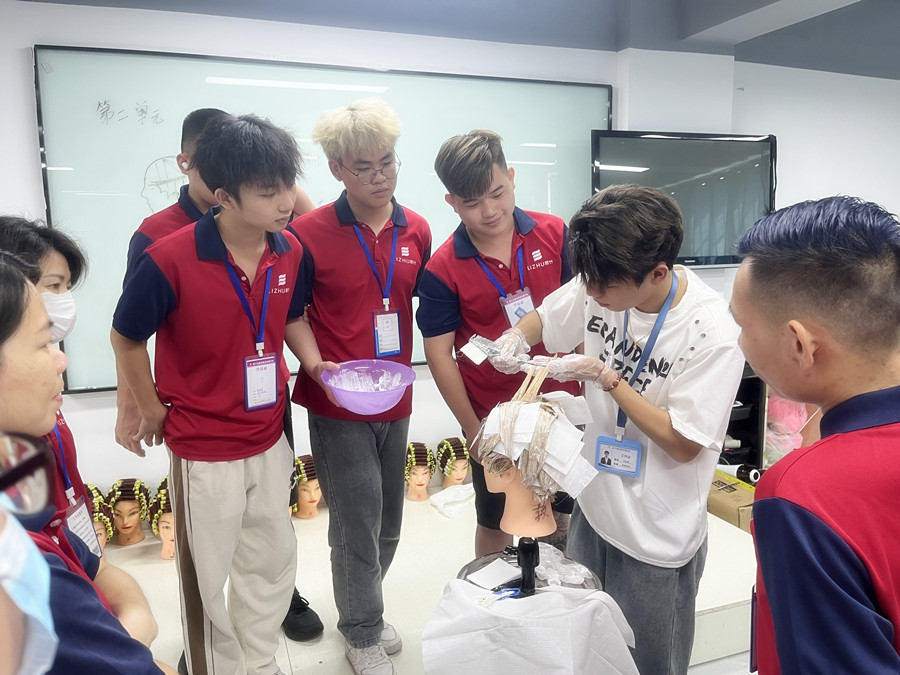 染發(fā)如何涂染膏？南寧專業(yè)燙染分享