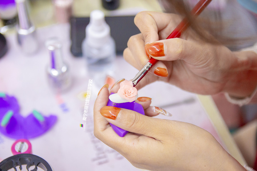 雕花美甲怎么才能做得好？廣西美甲師日常工作