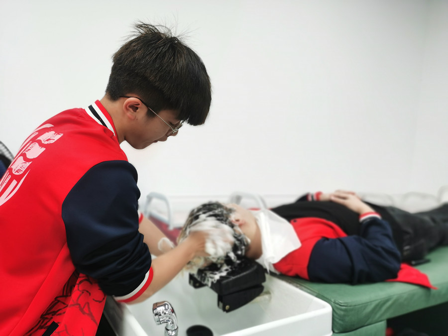 你頭發(fā)掉落的5個(gè)原因，南寧美發(fā)護(hù)發(fā)職校解析