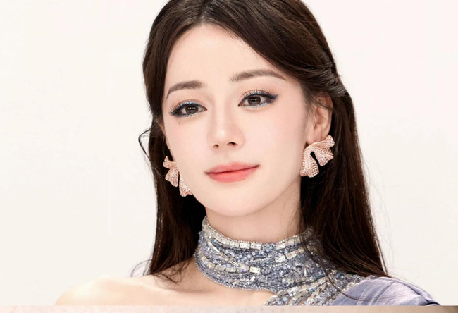 迪麗熱巴仿妝教程，和南寧彩妝高彩培訓班一起學