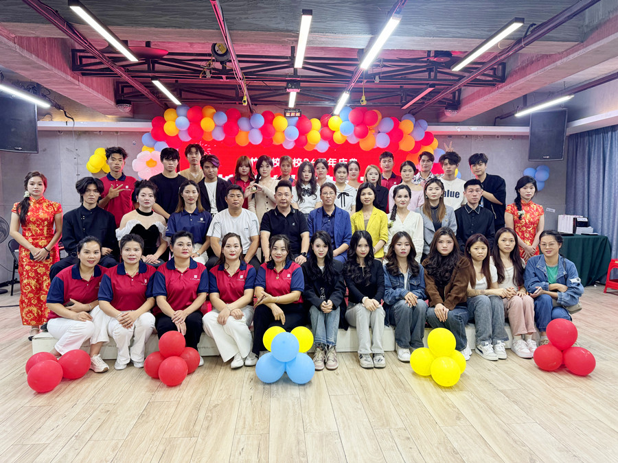 11月8日，南寧麗竹職業(yè)培訓(xùn)學(xué)校校園文化藝術(shù)節(jié)盛大舉辦