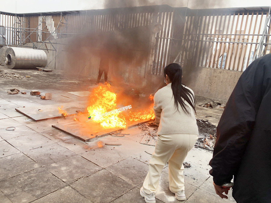 麗竹學(xué)校開展消防安全宣傳培訓(xùn)活動