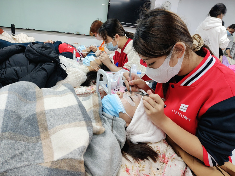 南寧美甲美睫培訓：開綜合店為什么要學美睫？