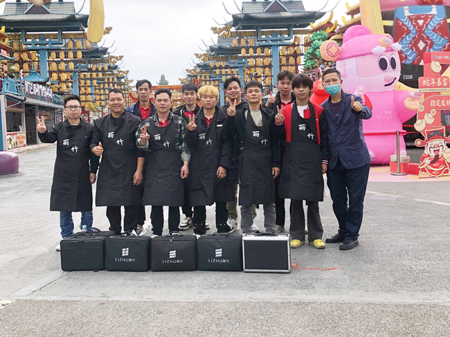 廣西美發(fā)職業(yè)學(xué)?！岸露挲堫^”義剪活動(dòng)