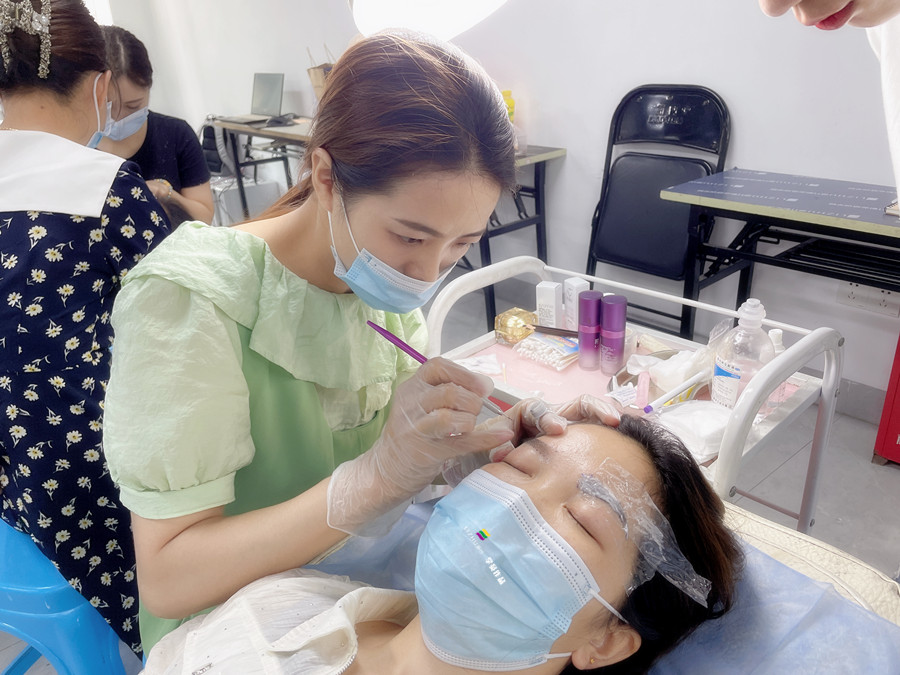 南寧教紋繡：如何掌握紋繡上色的時間？