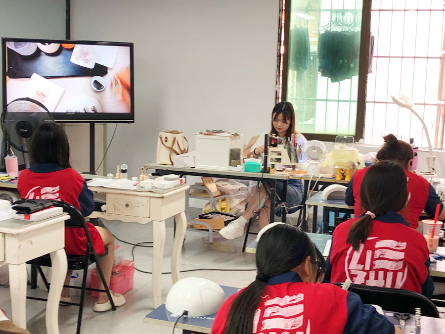 想在南寧學(xué)美甲技術(shù)，歡迎報(bào)讀麗竹學(xué)校