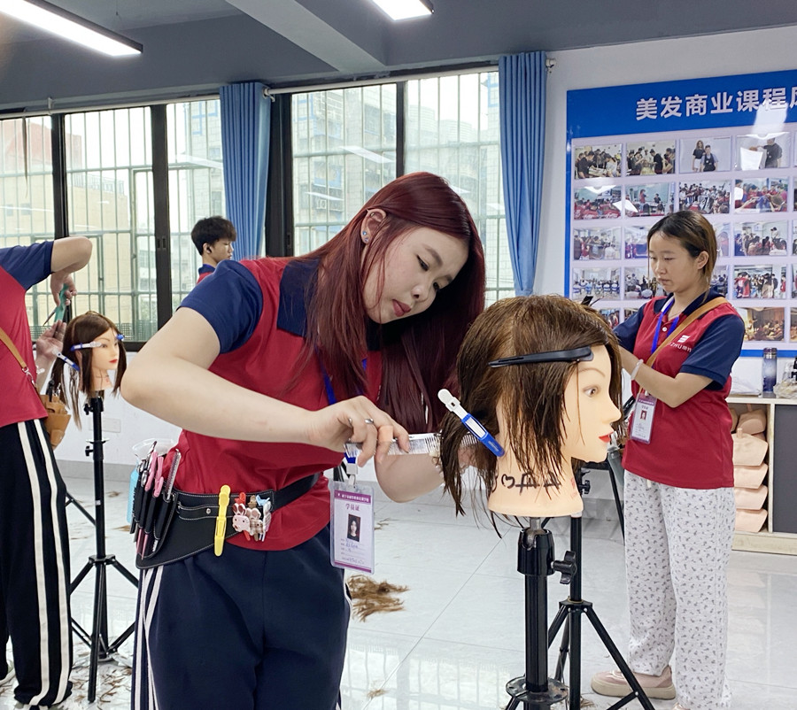 幼態(tài)臉選發(fā)型的關(guān)鍵，南寧剪發(fā)造型女士教學(xué)