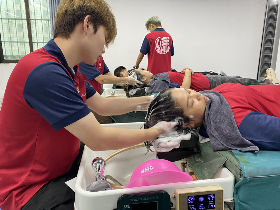 如何成為一個合格的美發(fā)洗護師？南寧洗頭專業(yè)