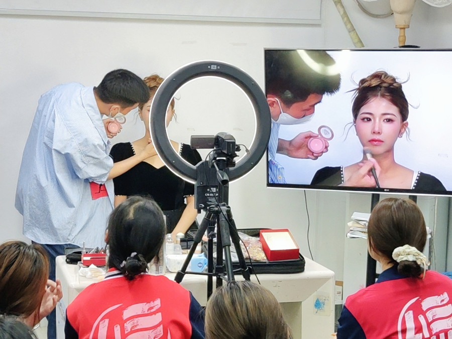 如何畫好千金妝？南寧學(xué)化妝到哪去？