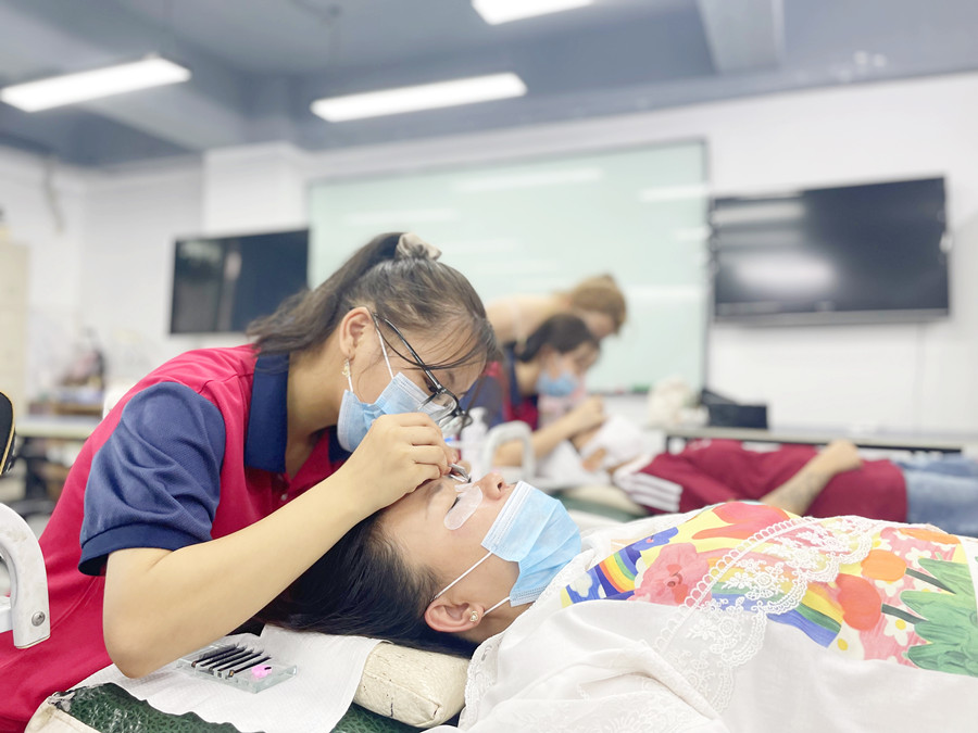 如何成為高價美睫師？南寧美睫學(xué)校排行分享技巧