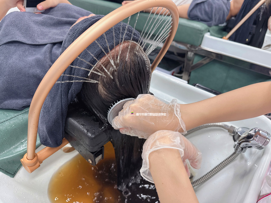 艾葉煮水洗頭好處？廣西頭療養(yǎng)發(fā)學校講解