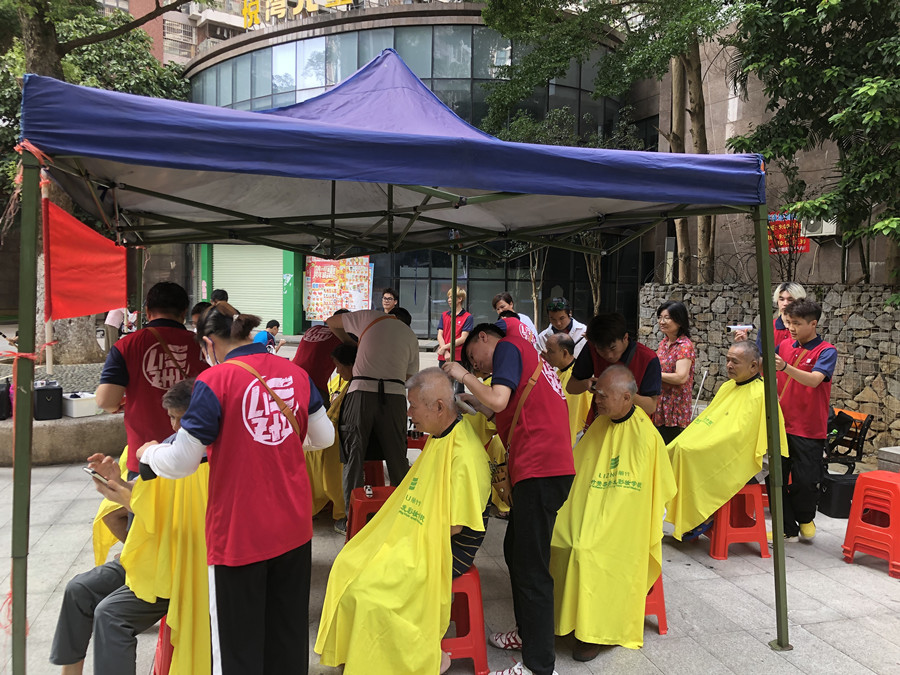 廣西美發(fā)職業(yè)學(xué)校開展“學(xué)雷鋒”免費理發(fā)活動。