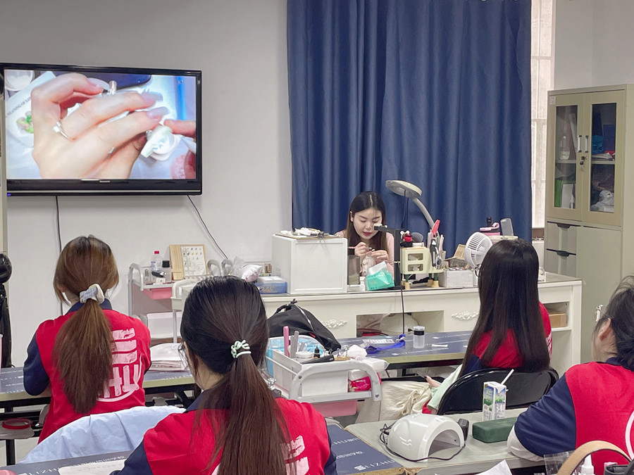 廣西學(xué)美甲有前途嗎？廣西美甲行業(yè)的前景如何？