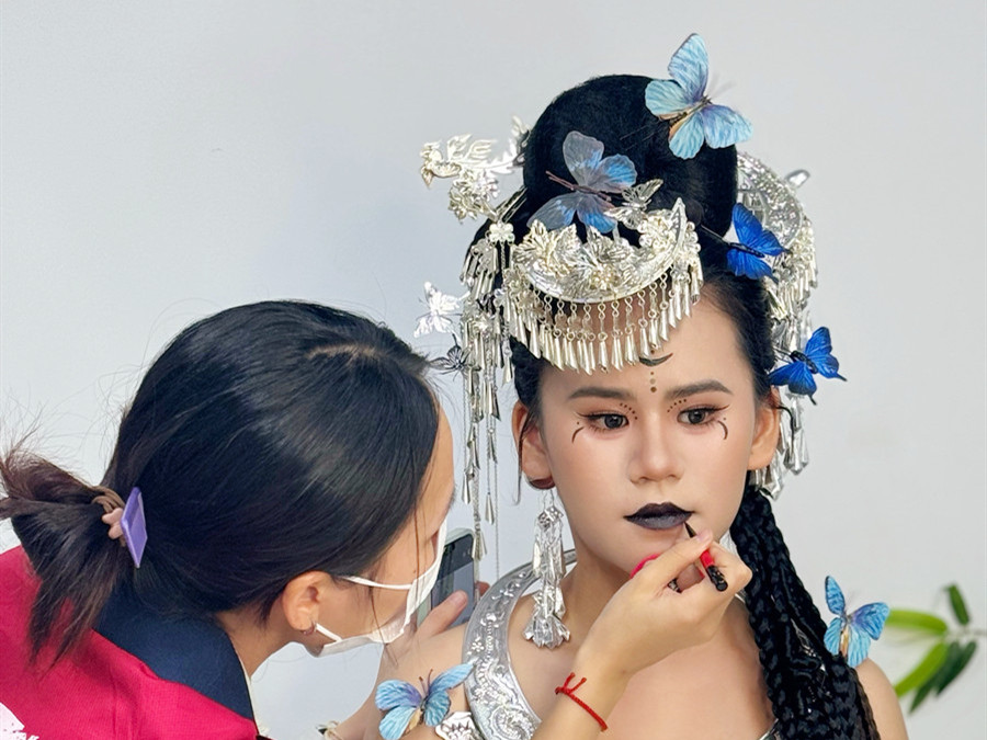 苗疆寫真造型，學(xué)化妝寫真南寧市