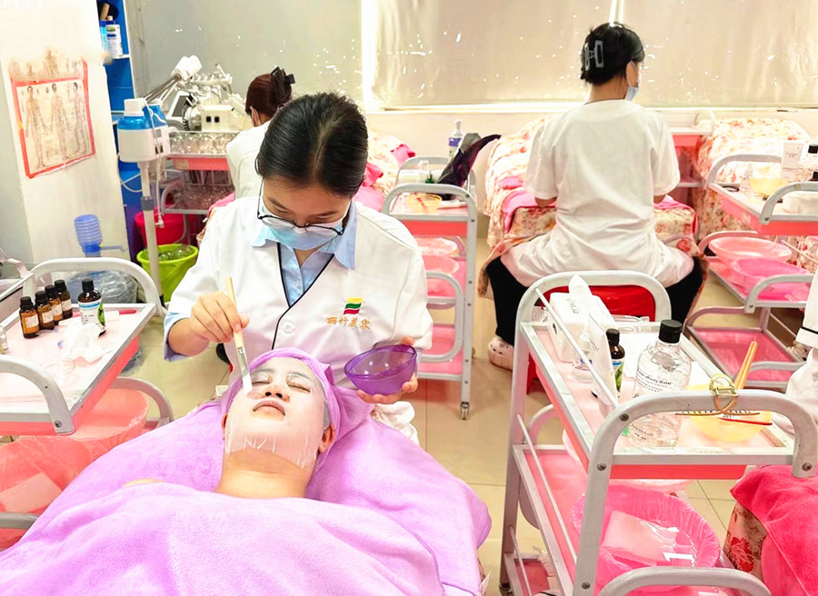 夏季補水的重要性，南寧美容護膚養(yǎng)顏學校分享