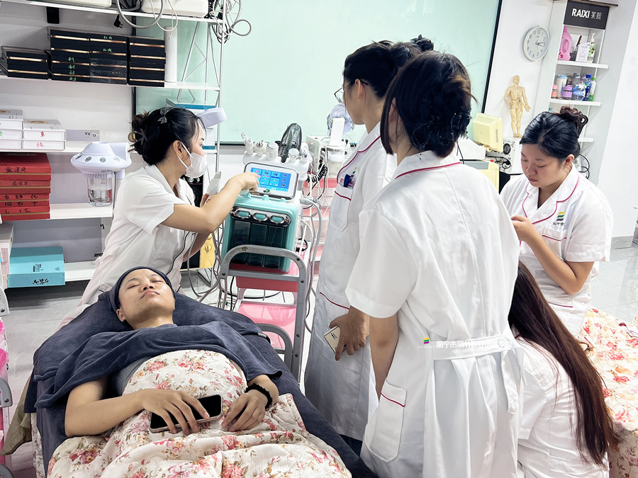 南寧皮膚管理培訓(xùn)班美容儀器教學(xué)課堂