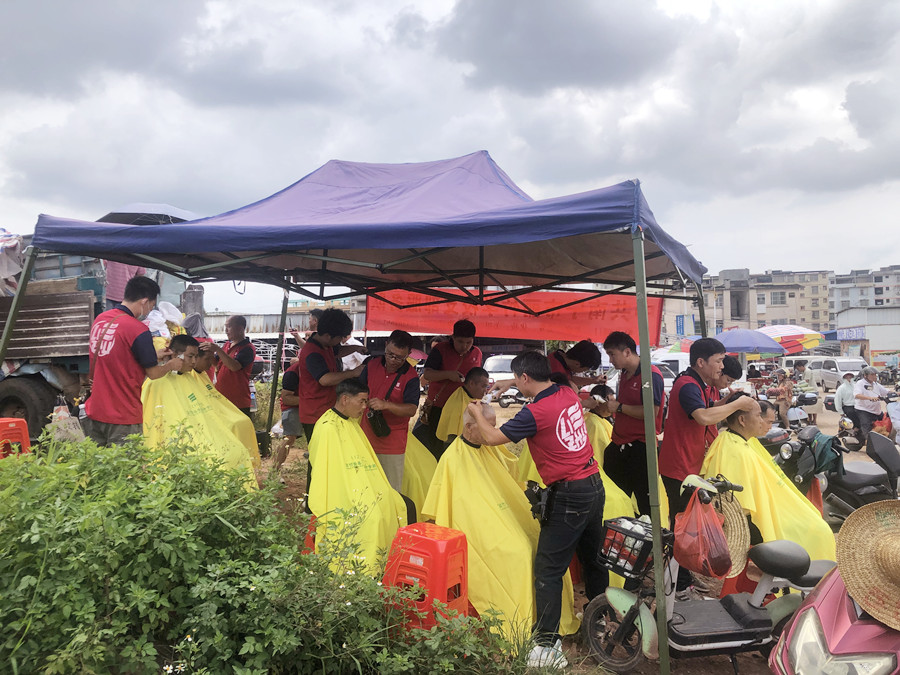 南寧美發(fā)男士精剪造型班外出義剪，大受歡迎