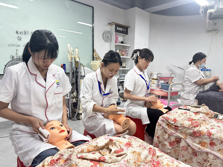 美容新手用假頭模練習(xí)的好處，學(xué)美容0基礎(chǔ)