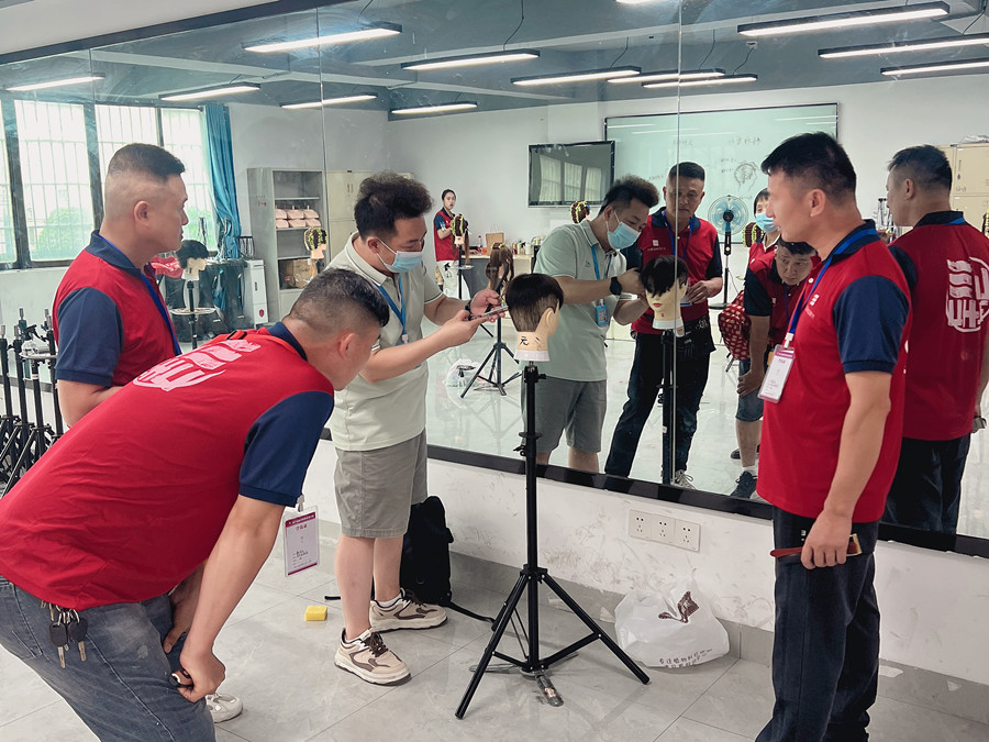 學(xué)美發(fā)0基礎(chǔ)，廣西美發(fā)專(zhuān)業(yè)學(xué)校手把手教學(xué)