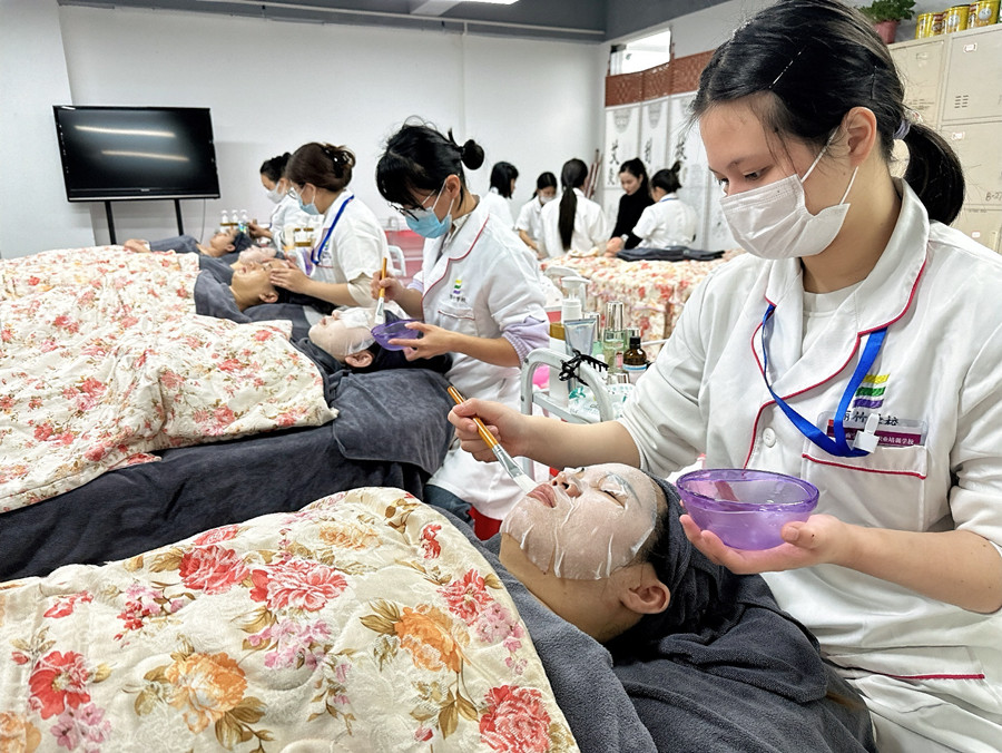 不同膚質(zhì)敷面膜的頻率，南寧護膚學校分享
