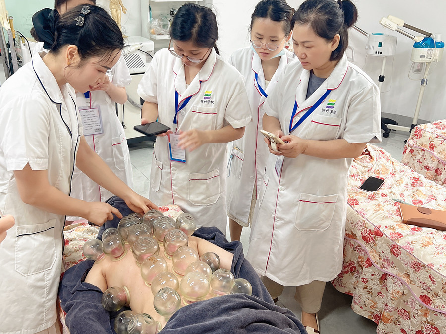 廣西美容真人實操，解鎖背部拔罐新技能