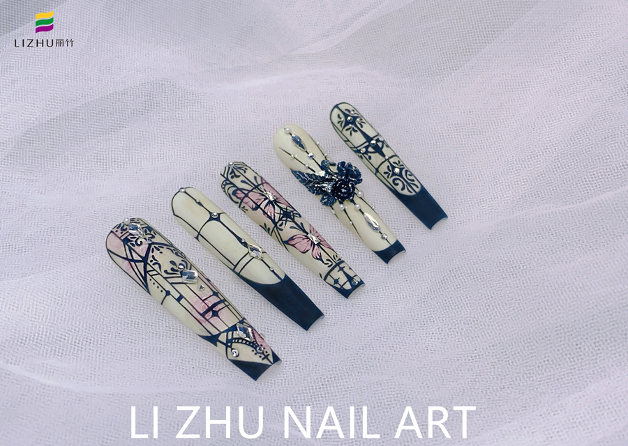 手繪花窗美甲，南寧美甲設(shè)計作品賞析