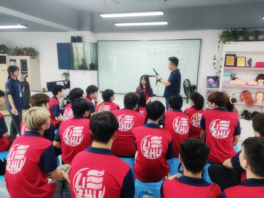 通用燙發(fā)后打理技巧，廣西燙染專(zhuān)業(yè)學(xué)校分享