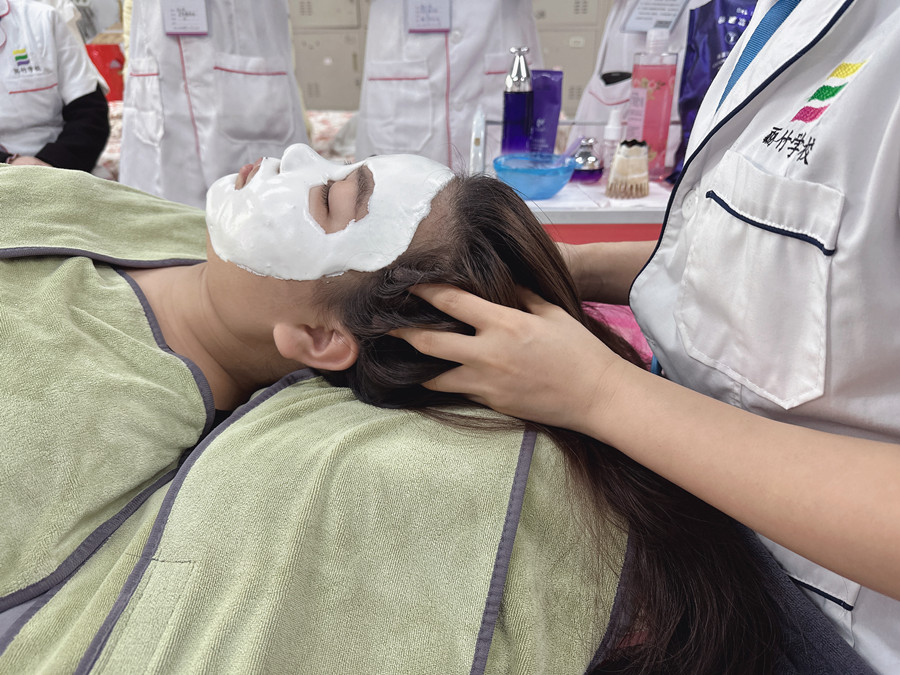 南寧美容實(shí)訓(xùn)：敷膜的要點(diǎn)技巧