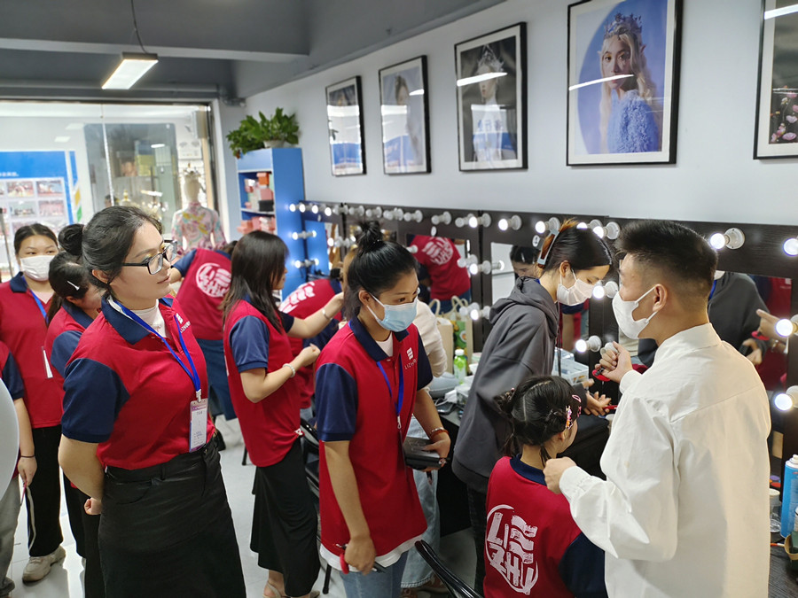 廣西化妝課堂：每次點(diǎn)評都是技術(shù)提升的跳板