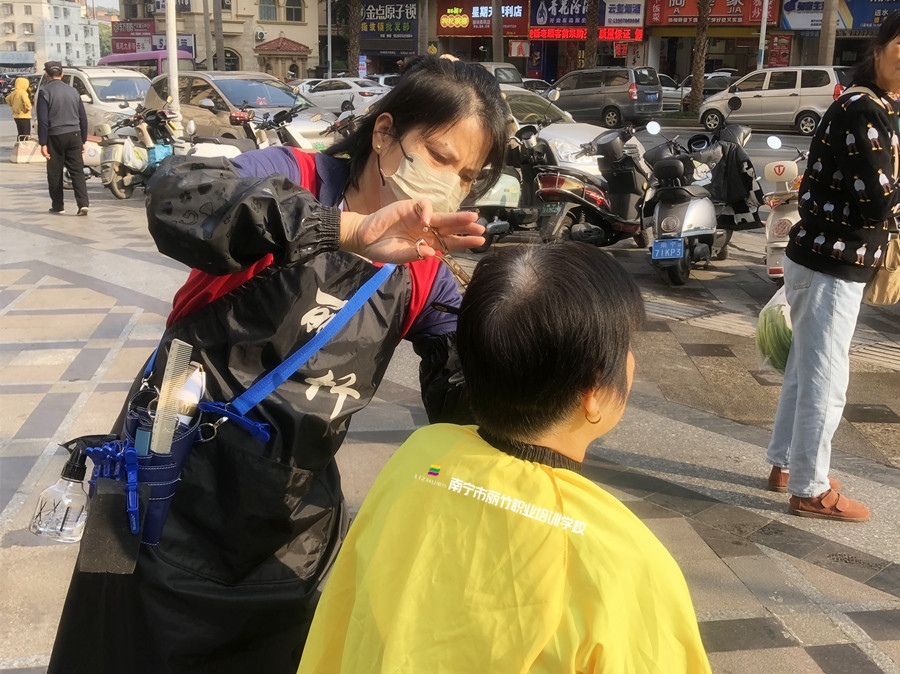 南寧剪發(fā)培訓(xùn)：新手如何挑選美發(fā)剪刀？