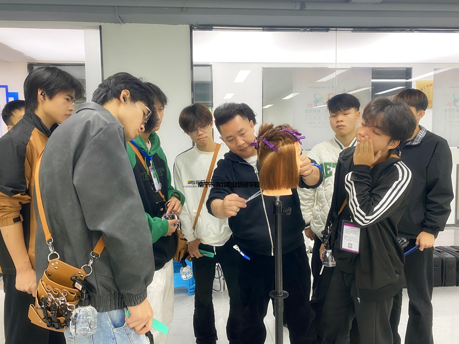 圓形層次修剪，廣西剪發(fā)技術學校