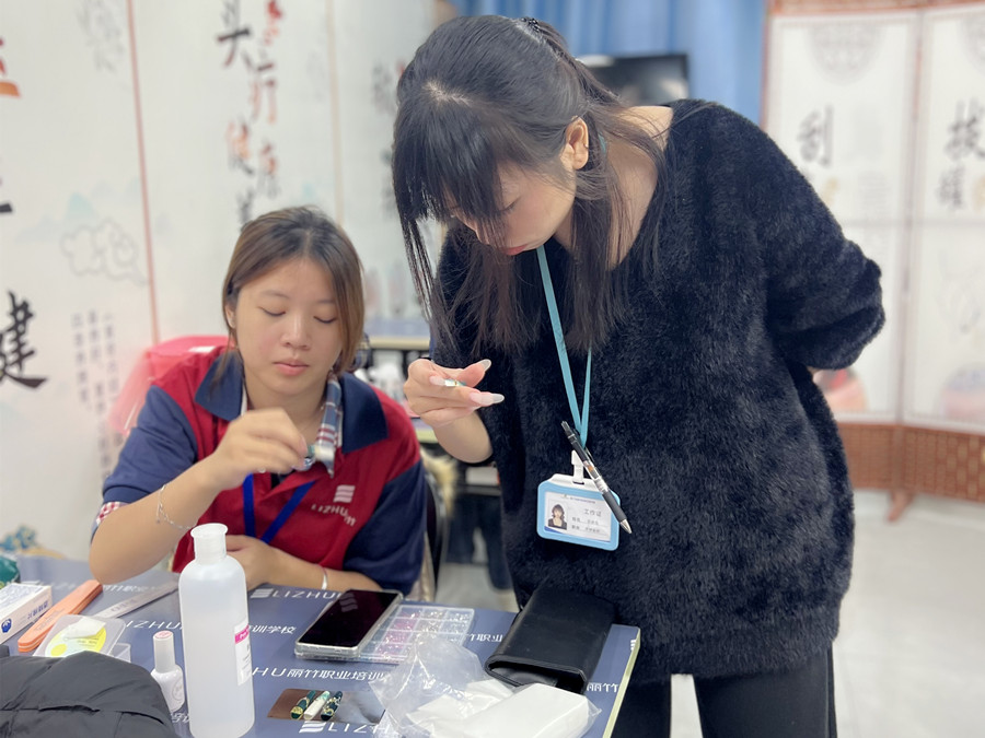 輕奢綠色貓眼美甲，南寧專業(yè)美甲學校學員作品