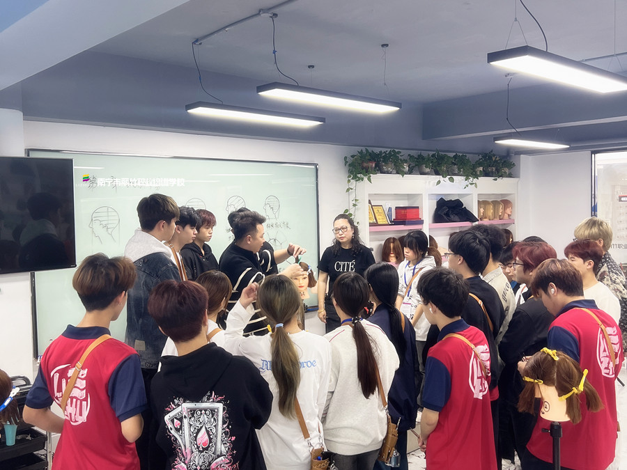 新手學女士精剪的誤區(qū)，南寧學發(fā)型