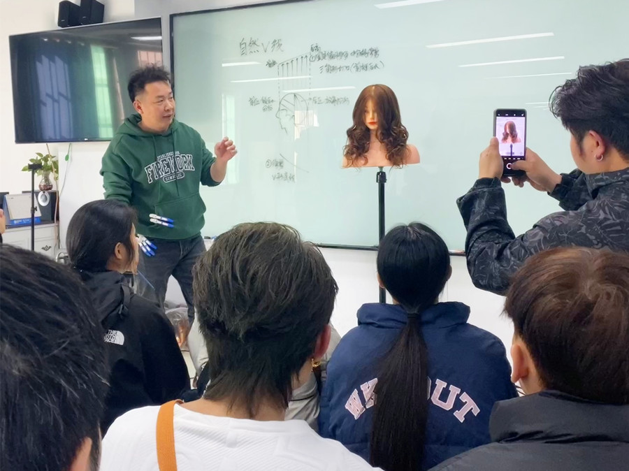 自然V線(xiàn)修剪手法，從零開(kāi)始學(xué)美發(fā)