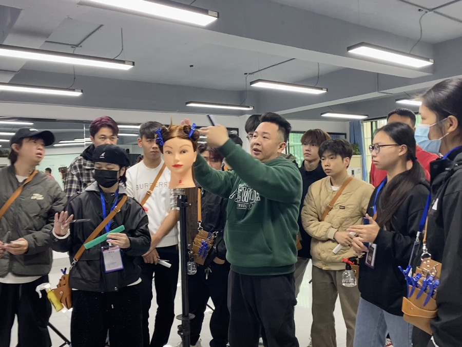 實拍廣西美發(fā)專業(yè)培訓的課堂