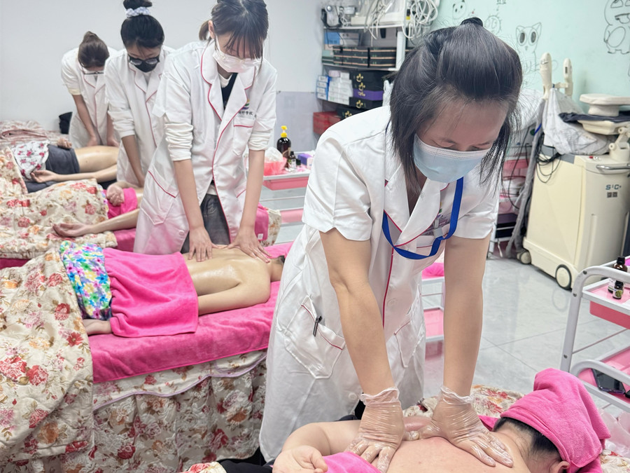 肩胛骨按摩真人實(shí)操，南寧美容培訓(xùn)練習(xí)