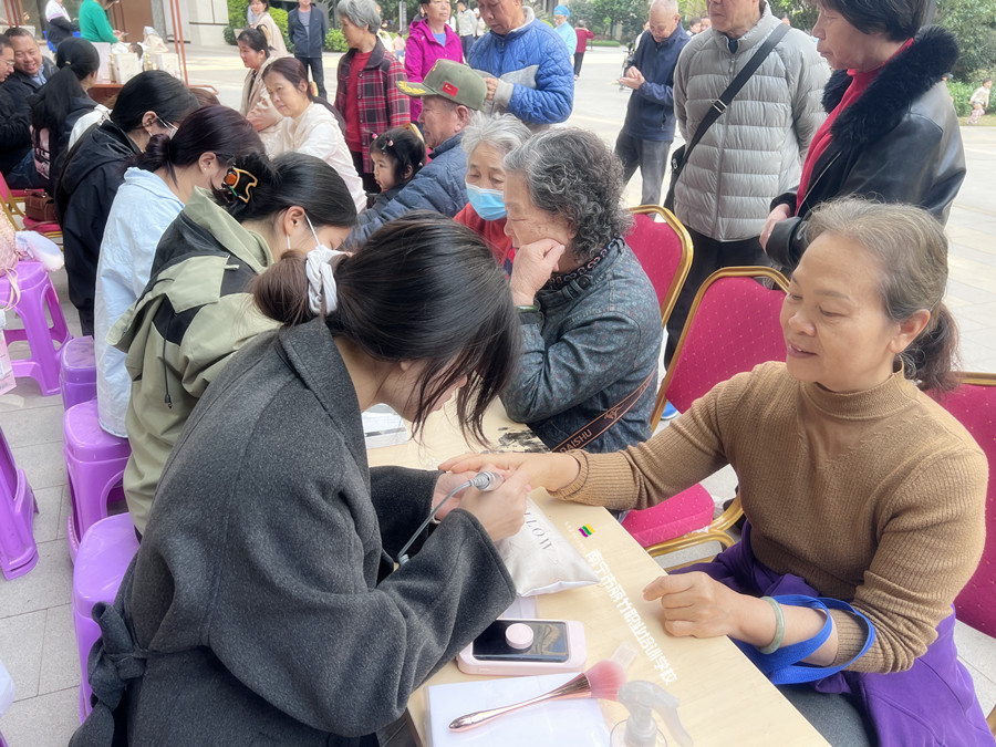 南寧美甲學(xué)校公益活動(dòng)，一場(chǎng)有意義的外出教學(xué)